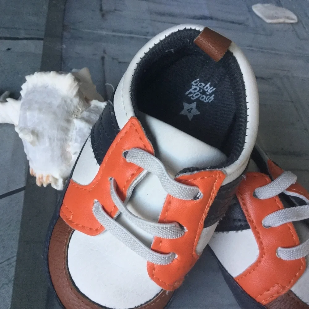 Baby boys shoes size 4